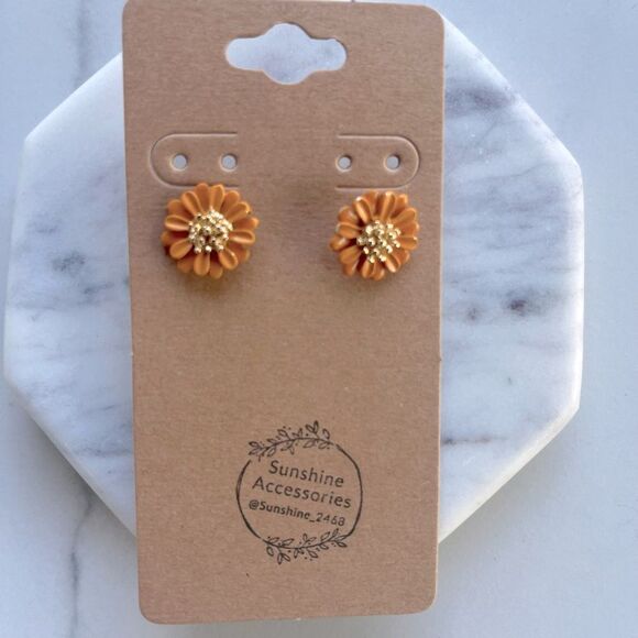 5/$25 DAISY TINY STUDS - Picture 1 of 4